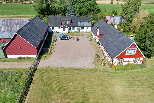 Möjligheternas hästgård! Charmiga boningshus, rymligt stall och två boningshus.