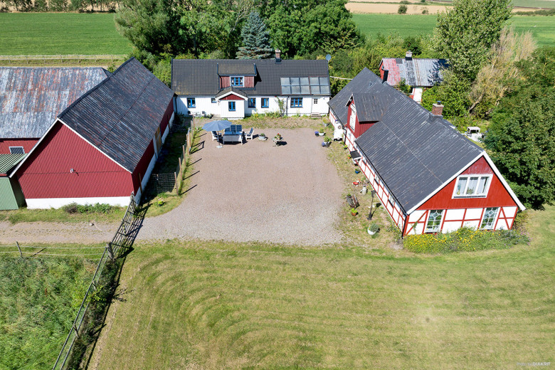 Möjligheternas hästgård! Charmiga boningshus, rymligt stall och två boningshus.