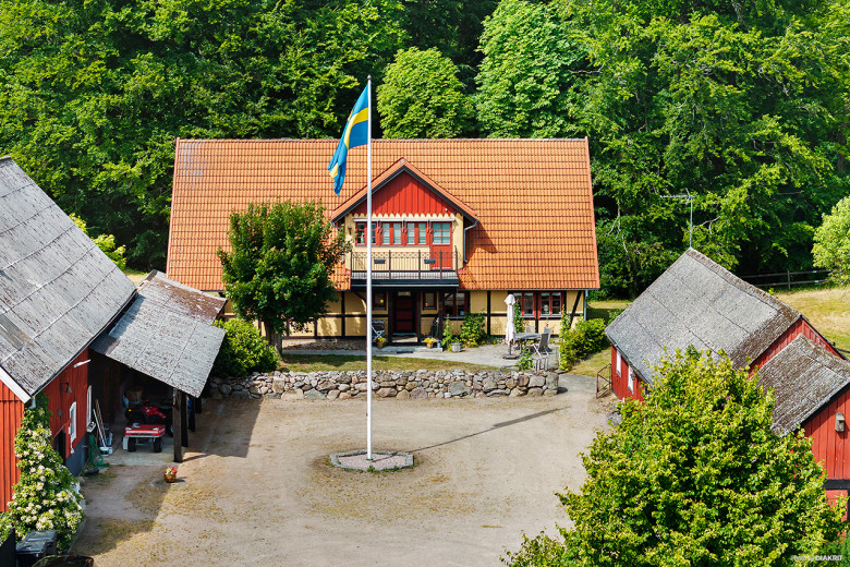 Lev drömmen vid porten till Österlen – unikt gårdsliv nära havet och Brösarp bac