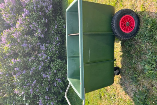 Lätt rullad fodervagn på gummihjul. mycket gott skick.