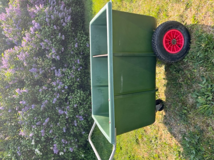 Lätt rullad fodervagn på gummihjul. mycket gott skick.