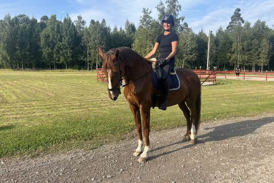 Hoppglad tjej. 